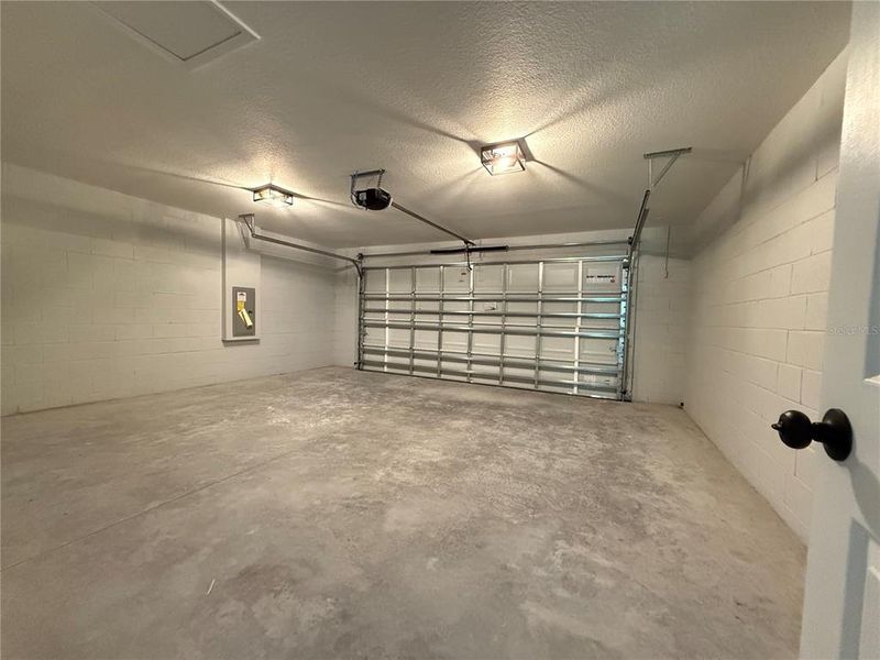 Spacious, unfurnished interior of a new home in , Ocala (Image 10).