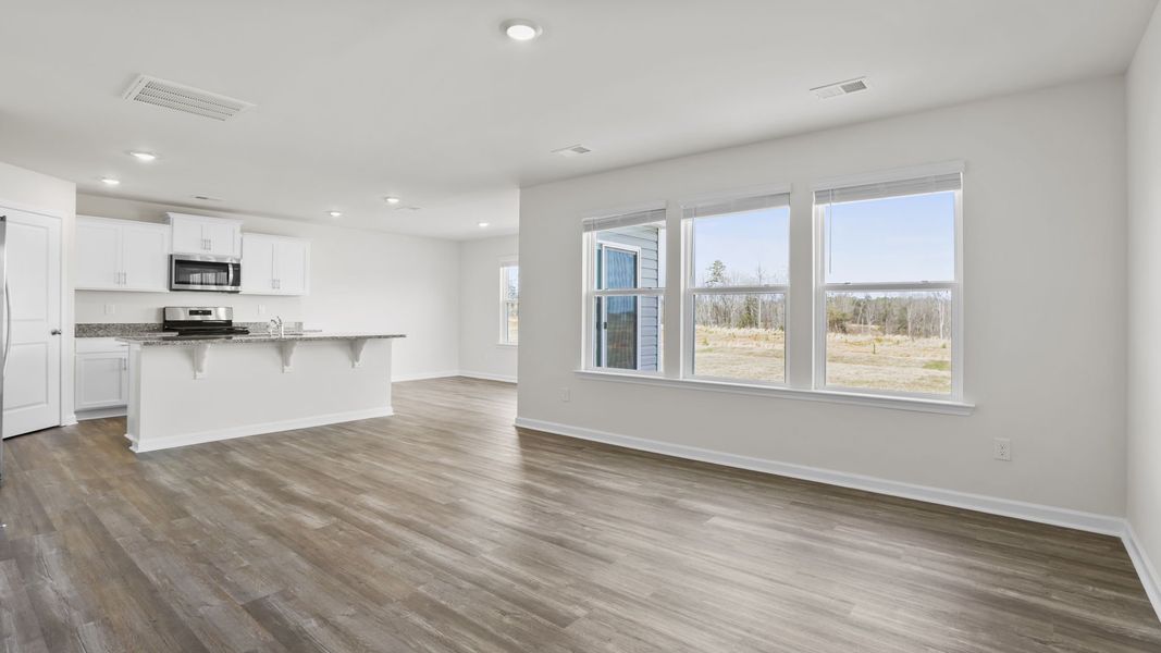 Spacious, unfurnished interior of a new home in Hawk Ridge, Anderson (Image 18).