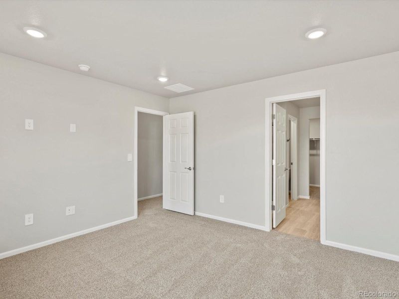 Spacious, unfurnished interior of a new home in Three Hills, Morrison (Image 30).