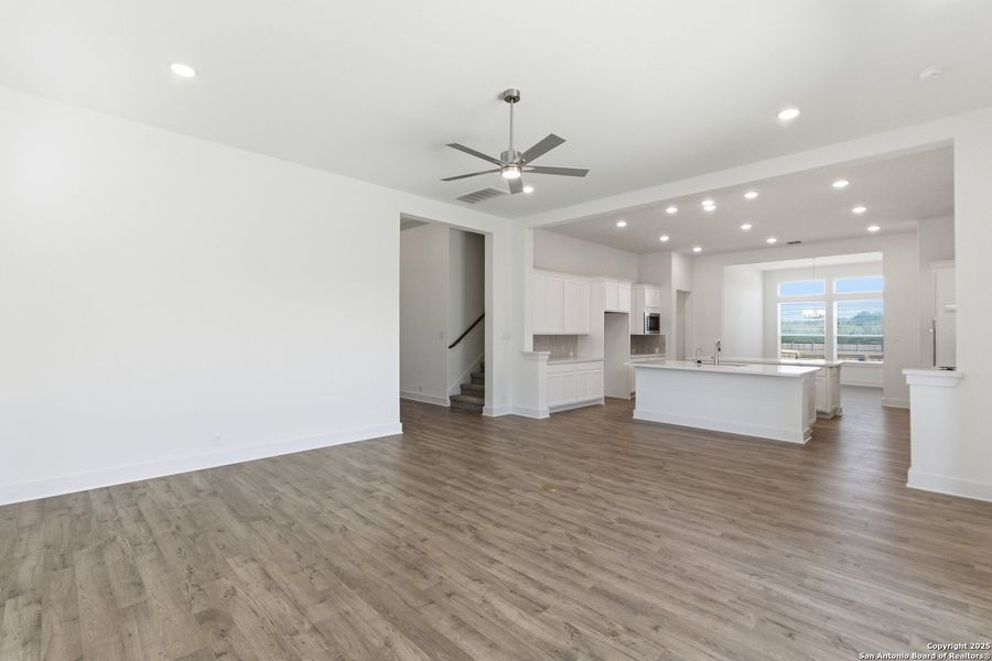 Spacious, unfurnished interior of a new home in Mesa Western, Cibolo (Image 35).
