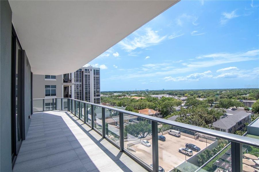 Condo located in Tampa, FL showcasing its design and architecture (Image 22).