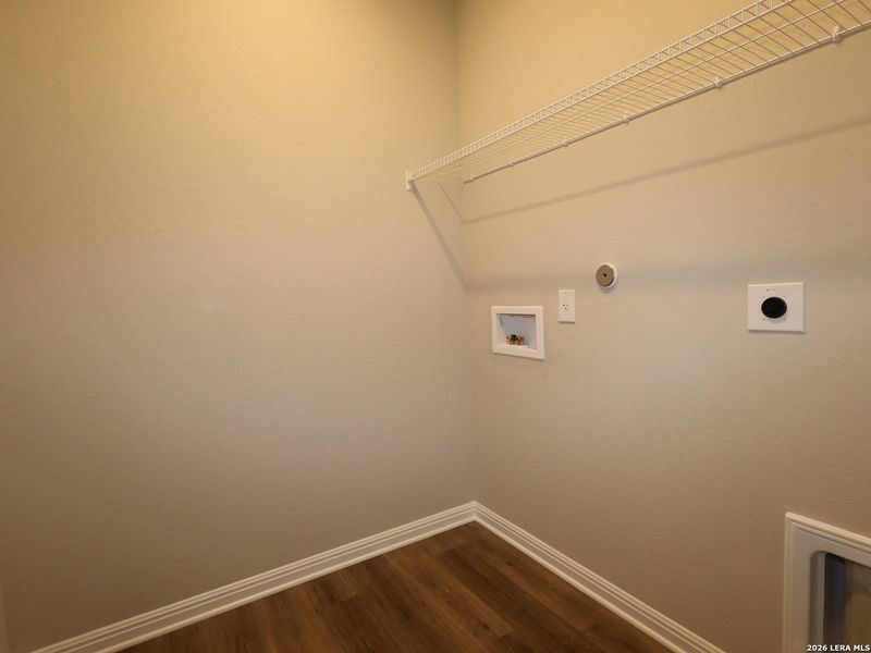 Spacious, unfurnished interior of a new home in Mesquite Ridge, San Antonio (Image 28).