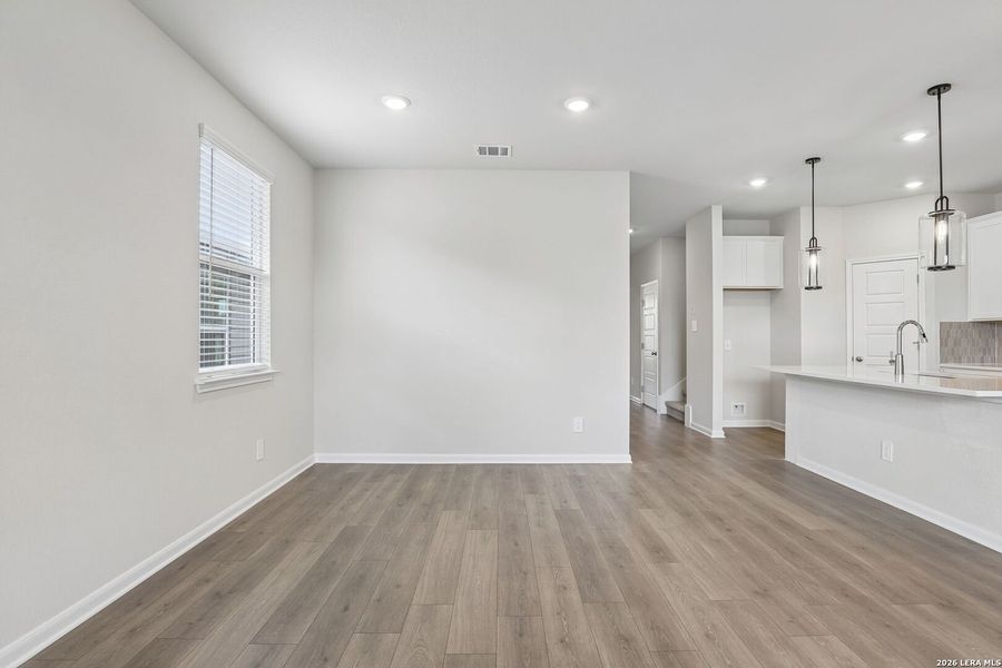 Spacious, unfurnished interior of a new home in Thomas Pond, San Antonio (Image 39).