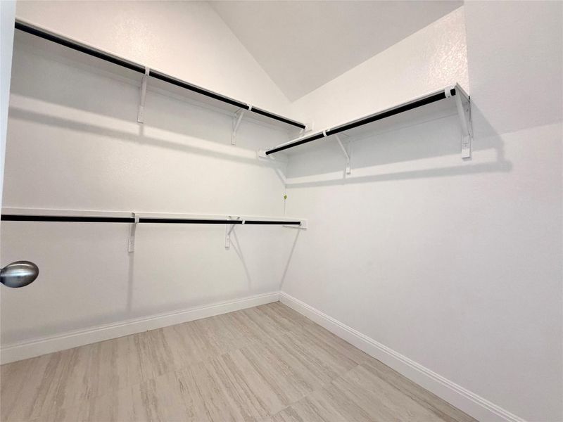 Spacious, unfurnished interior of a new home in Porter Country, Buda (Image 19).