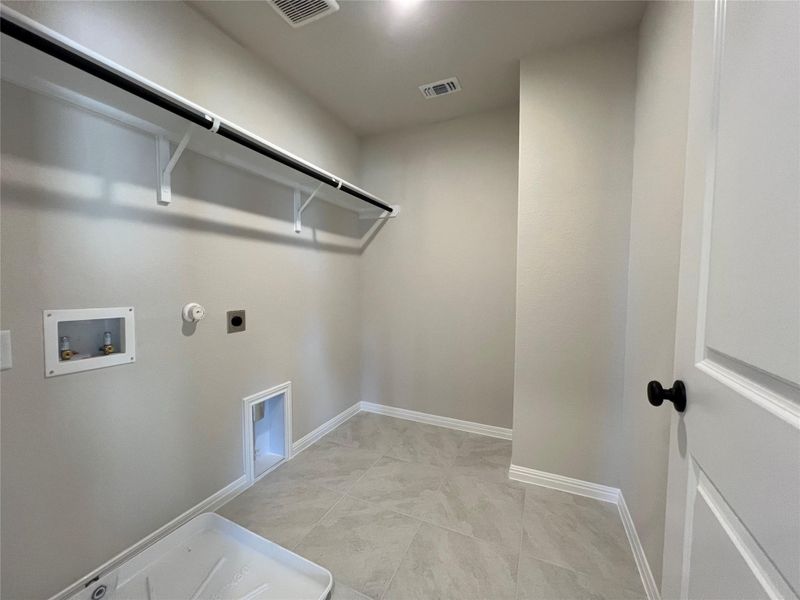 Spacious, unfurnished interior of a new home in Rolling Glen, Hutto (Image 12). Spacious, unfurnished interior of a new home in Rolling Glen, Hutto (Image 12).