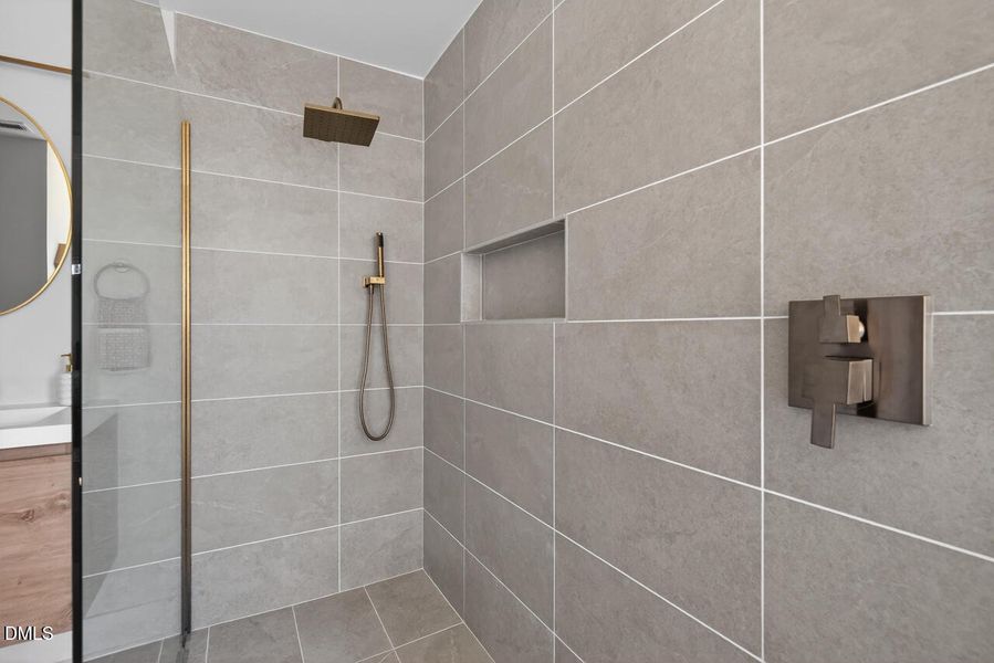 Ceramic-tiled walk-in Shower Ceramic-tiled walk-in Shower