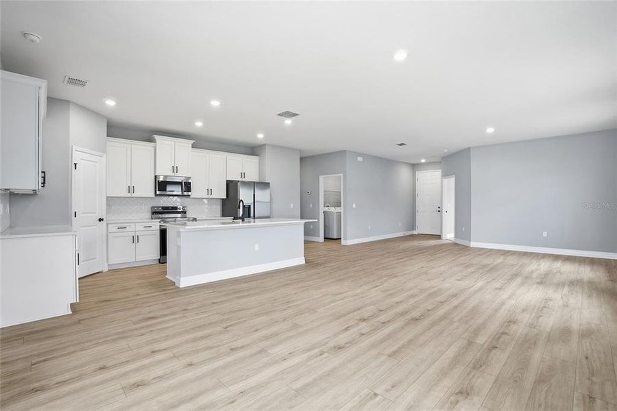 Spacious, unfurnished interior of a new home in , Ocala (Image 14).