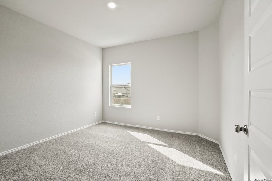 Spacious, unfurnished interior of a new home in Blue Ridge Ranch, San Antonio (Image 18).