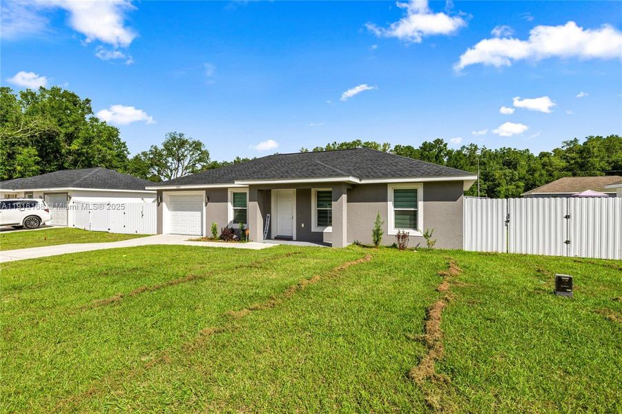 Exterior details and patio area of a home in , Dunnellon (Image 15).