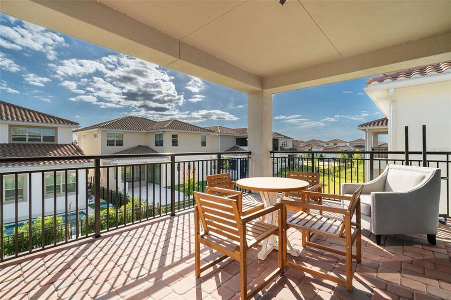 Exterior details and patio area of a home in , Orlando (Image 29).