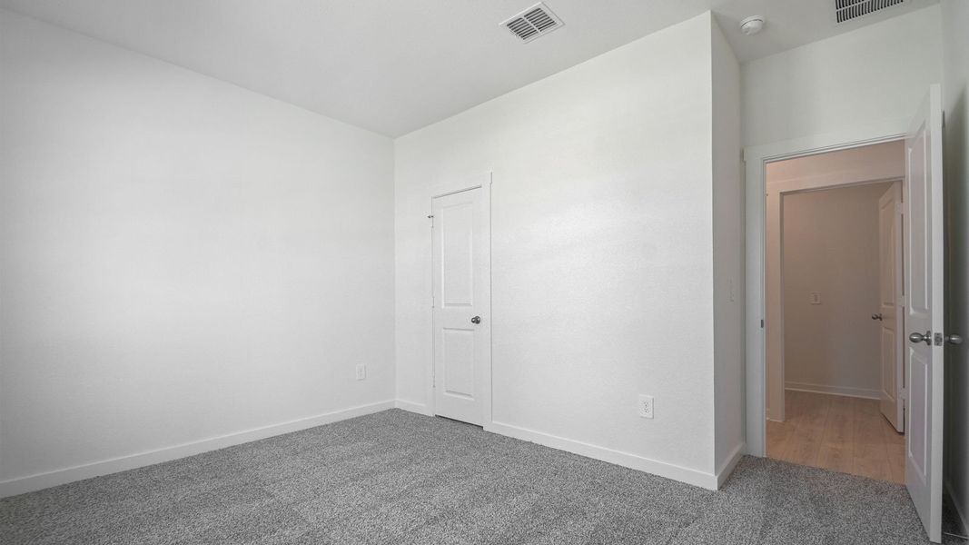 Spacious, unfurnished interior of a new home in Rosenbusch Ranch, Leander (Image 26).