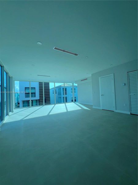 Spacious, unfurnished interior of a new home in , Key Largo (Image 16).