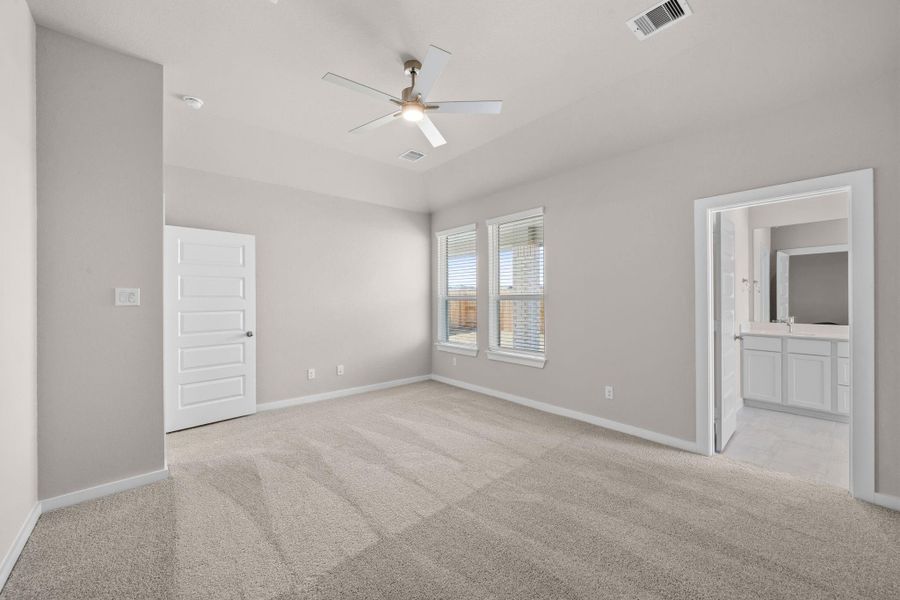 Spacious, unfurnished interior of a new home in Sunterra Lakes, Fulshear (Image 14).