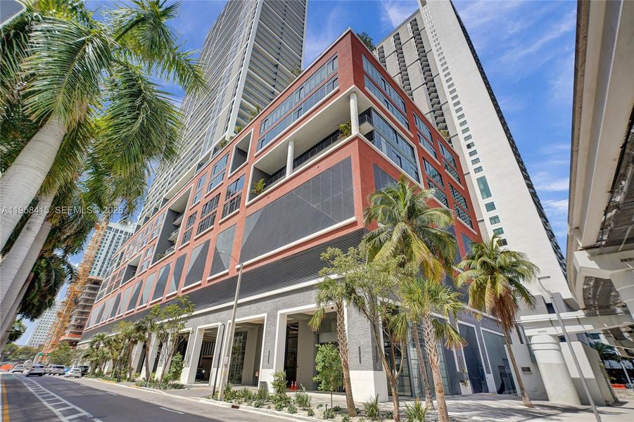 Condo located in Miami, FL showcasing its design and architecture (Image 30).