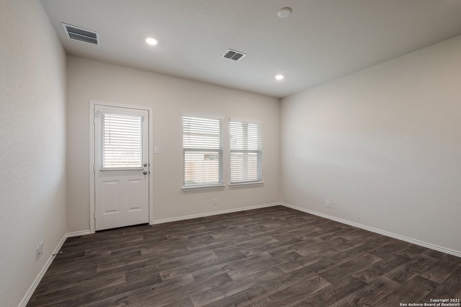 Spacious, unfurnished interior of a new home in Stonehill, San Antonio (Image 11).