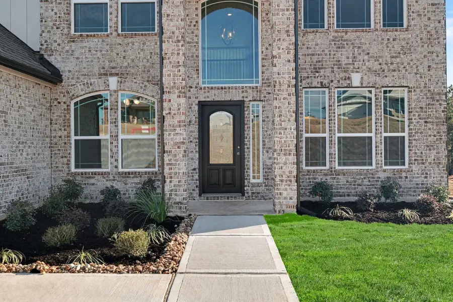 Exterior details and patio area of a home in Rose Hill Estates, Willis (Image 3).