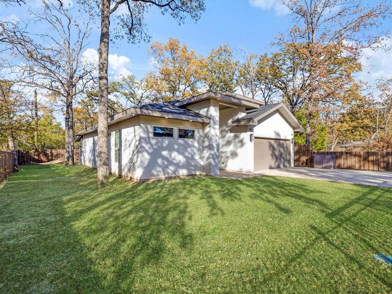 Exterior details and patio area of a home in , Mabank (Image 4).