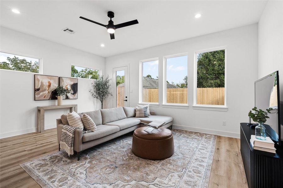 Strategic window placementdraws the eye outdoors, creatinga seamless transition betweenindoor living and backyardrelaxation.