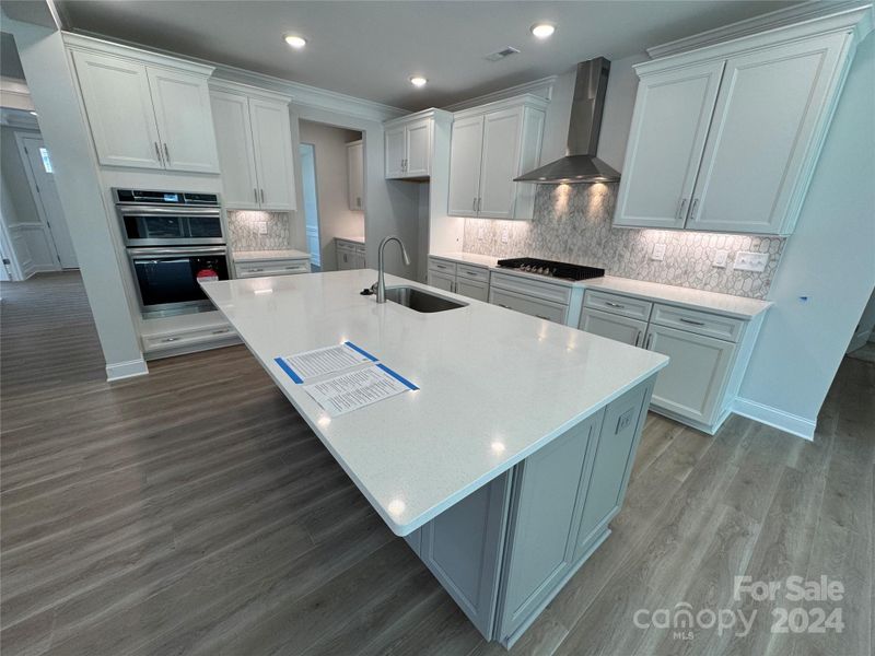 Quartz Counters & Stainless Steel Appliances