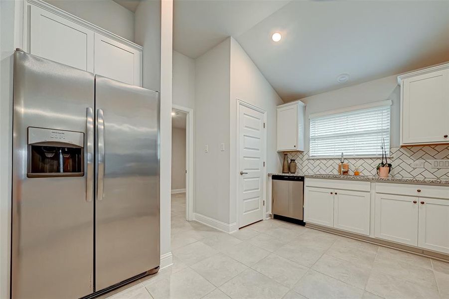 Furnished interior view inside a new home in Lago Mar, Texas City (Image 16).