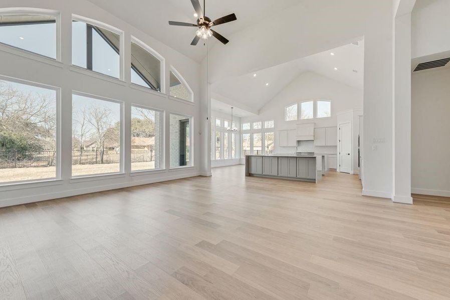 Spacious, unfurnished interior of a new home in Heath Golf & Yacht Club, Heath (Image 19).