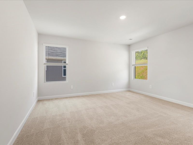 Spacious, unfurnished interior of a new home in Creek Ridge - Heritage Collection, Spartanburg (Image 11).