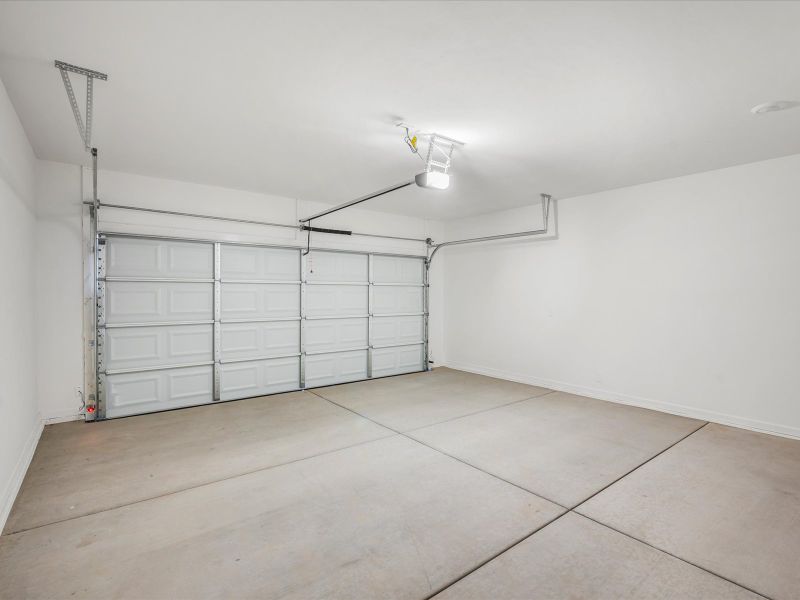 Spacious, unfurnished interior of a new home in Summerstone II, Marana (Image 13).