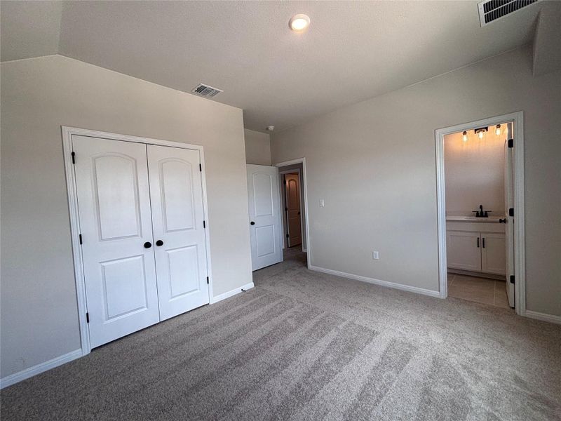 Spacious, unfurnished interior of a new home in The Colony, Bastrop (Image 25).