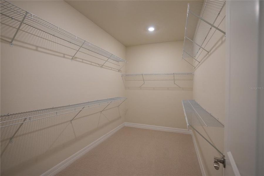 Spacious, unfurnished interior of a new home in Parkview Reserve, Orlando (Image 28).