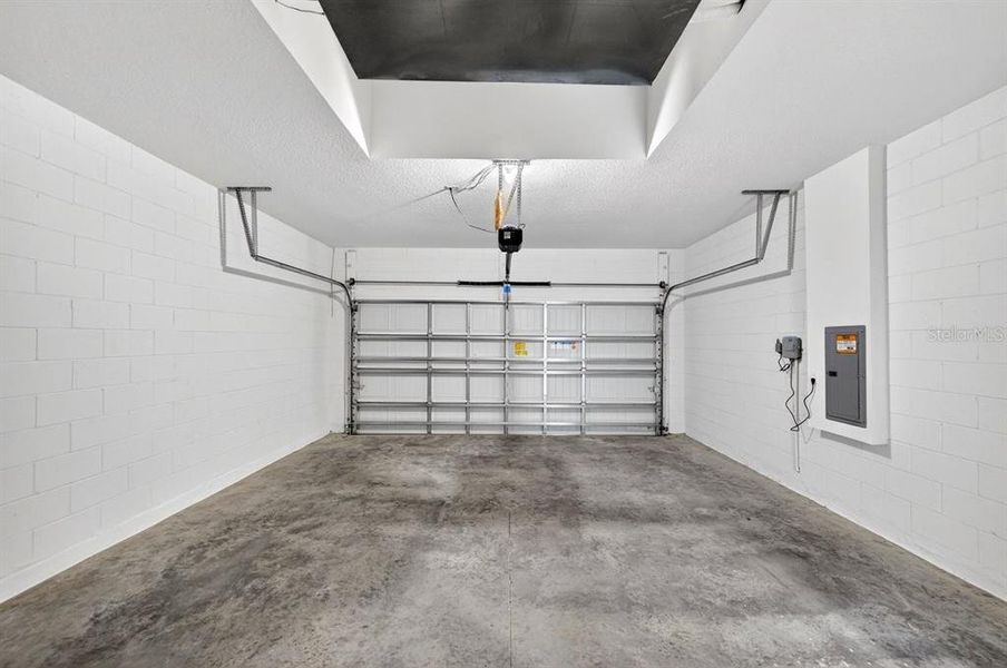 Spacious, unfurnished interior of a new home in , Deltona (Image 36).