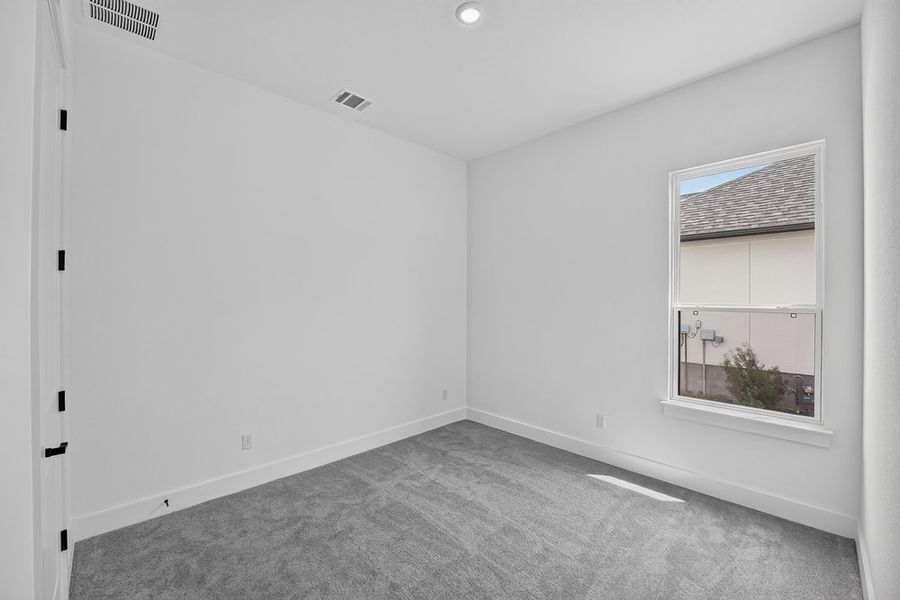 Spacious, unfurnished interior of a new home in Santa Rita Ranch, Liberty Hill (Image 32).