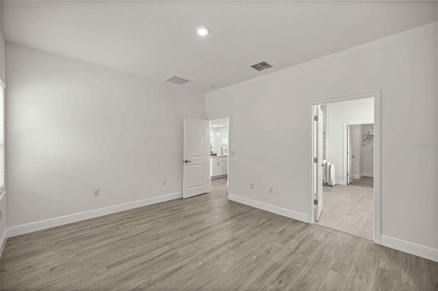 Spacious, unfurnished interior of a new home in , Ocala (Image 30).