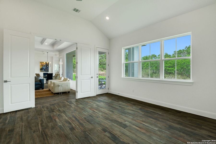 Spacious, unfurnished interior of a new home in Alamo Estates, San Antonio (Image 22).