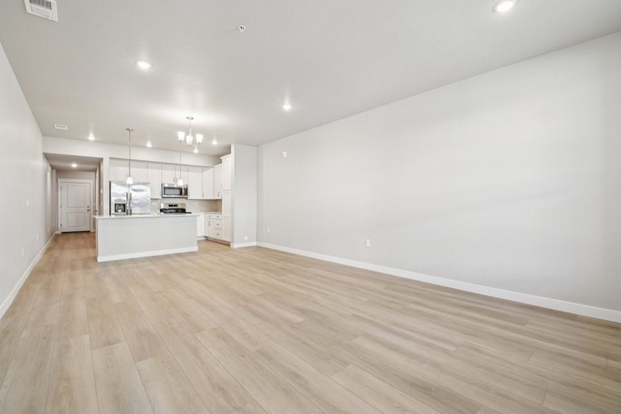 Spacious, unfurnished interior of a new home in Highlands at Fox Hill, Longmont (Image 11).