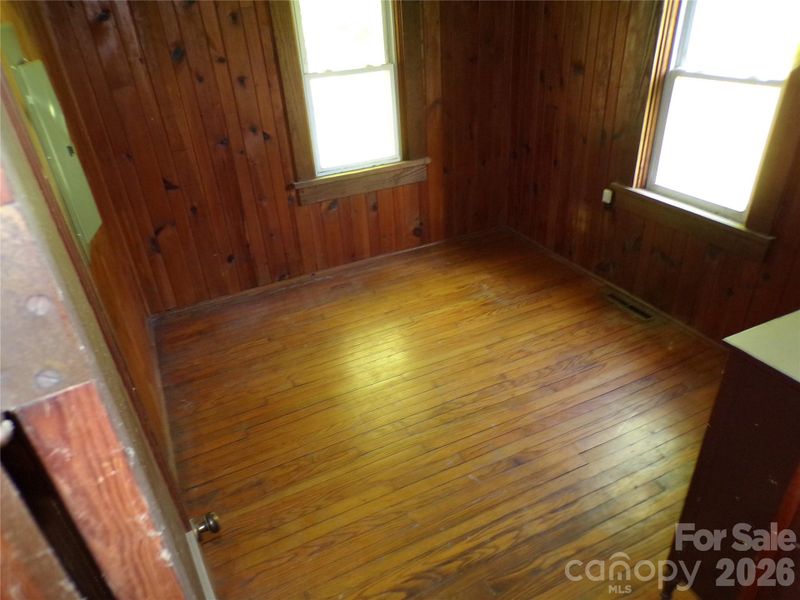 Bedroom w/ no closet