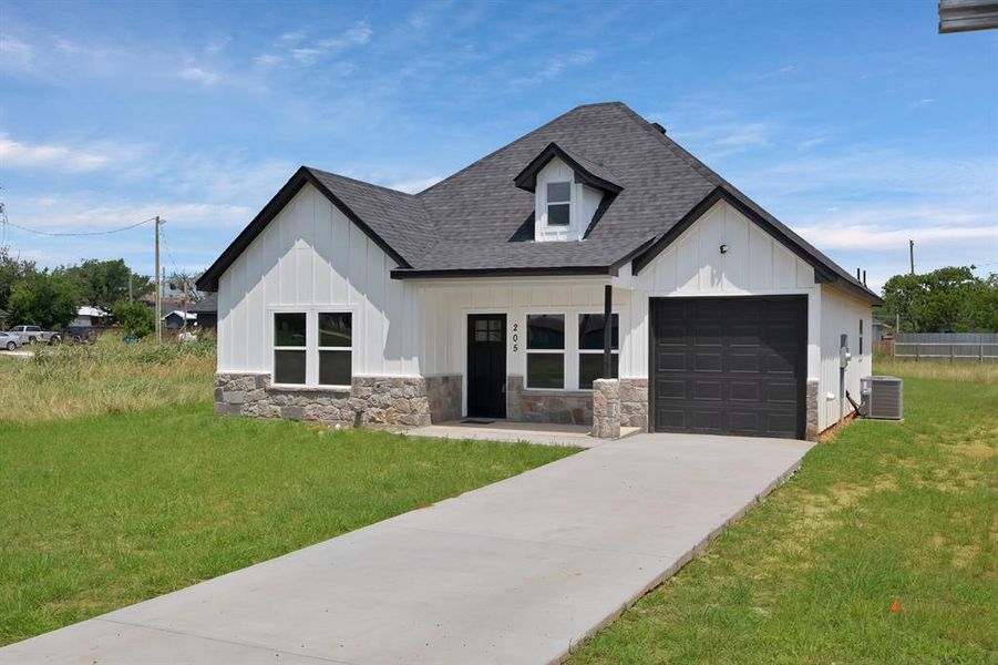 Front exterior of a new home in , Itasca, TX, highlighting curb appeal (Image 1). Front exterior of a new home in , Itasca, TX, highlighting curb appeal (Image 1).
