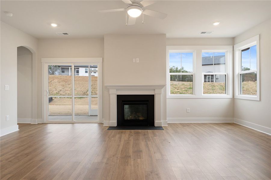 Spacious, unfurnished interior of a new home in Eagle Creek, Central (Image 16).