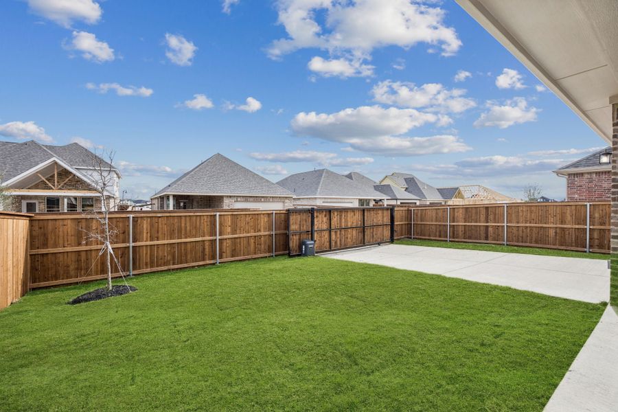 Exterior details and patio area of a home in Dove Hollow, Waxahachie (Image 19).