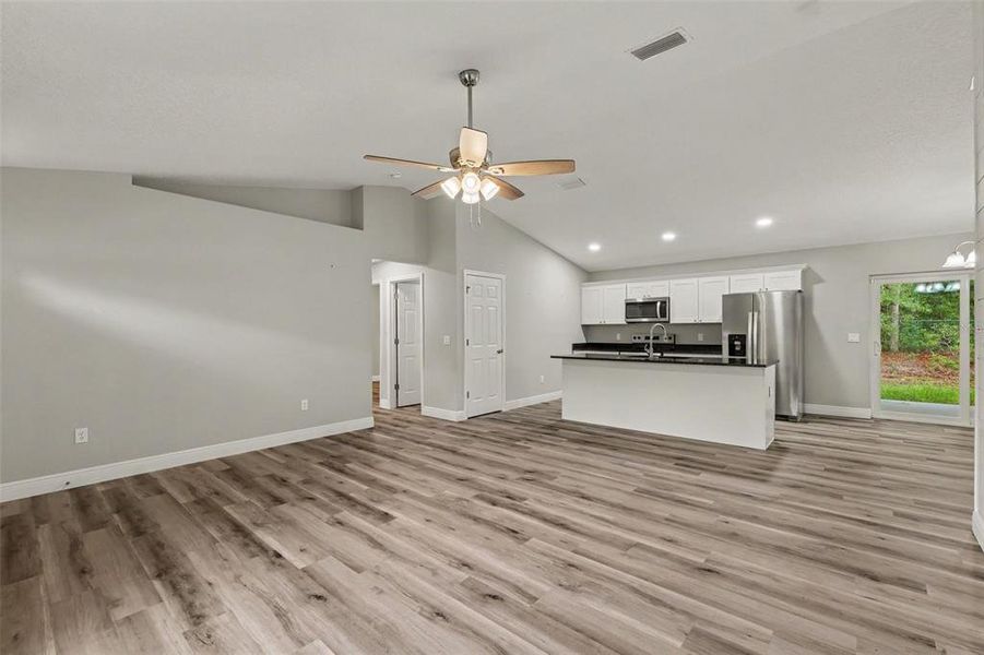 Spacious, unfurnished interior of a new home in , Citrus Springs (Image 16).