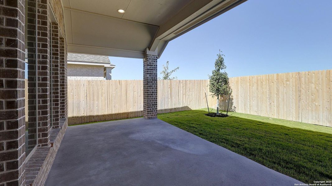 Exterior details and patio area of a home in Haby Hill 50', San Antonio (Image 4).