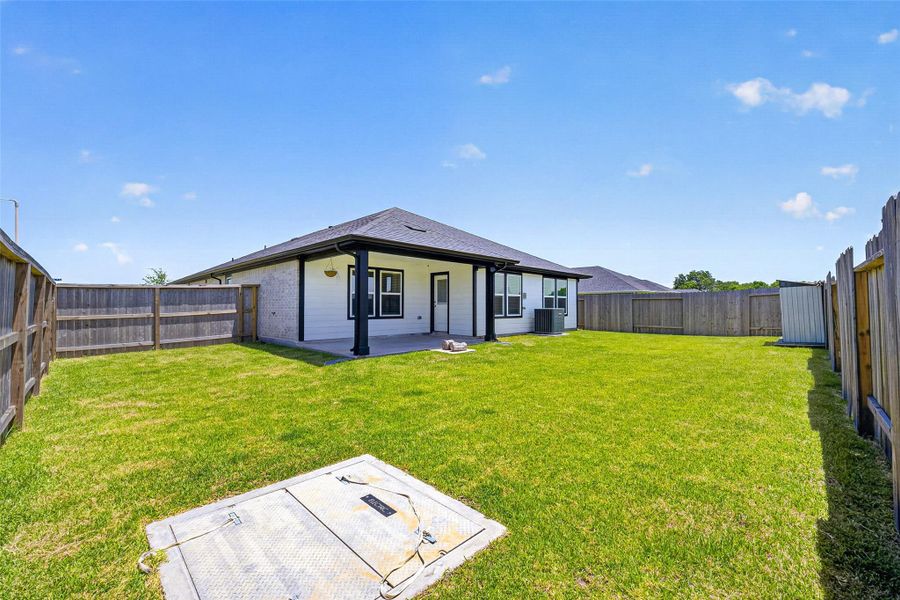 Exterior details and patio area of a home in , Texas City (Image 3).