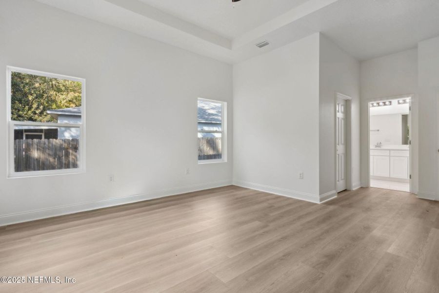 Spacious, unfurnished interior of a new home in , Middleburg (Image 40).