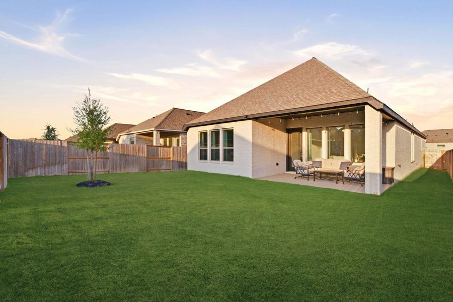 Exterior details and patio area of a home in Meridiana 40'/45', Manvel (Image 4).