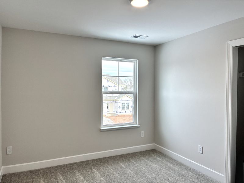 Spacious, unfurnished interior of a new home in Holly Ridge, Greenville (Image 20).