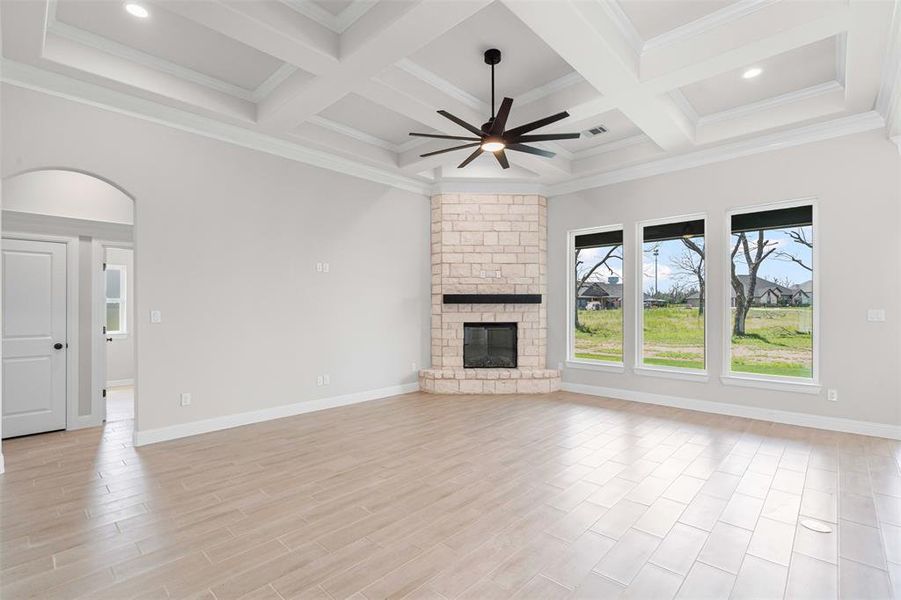 Spacious, unfurnished interior of a new home in Pecan Plantation, Granbury (Image 36).