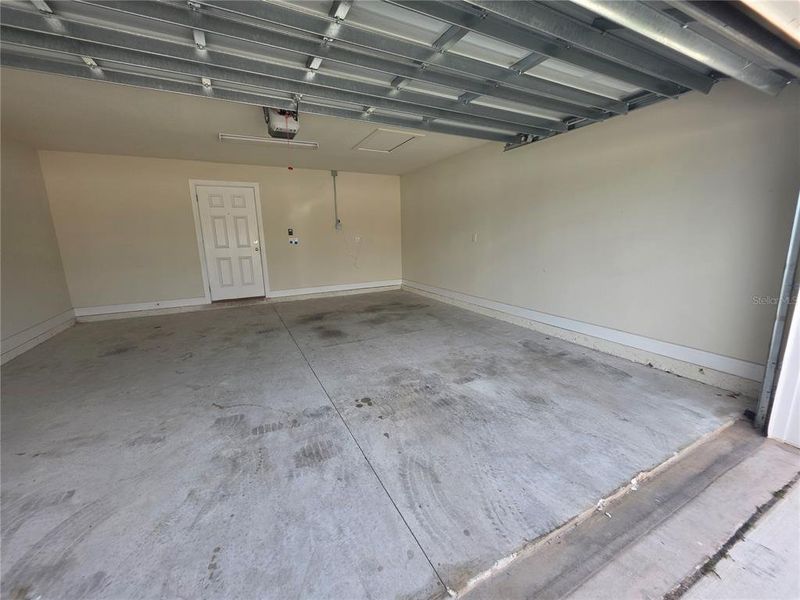 Spacious, unfurnished interior of a new home in , Orlando (Image 11).
