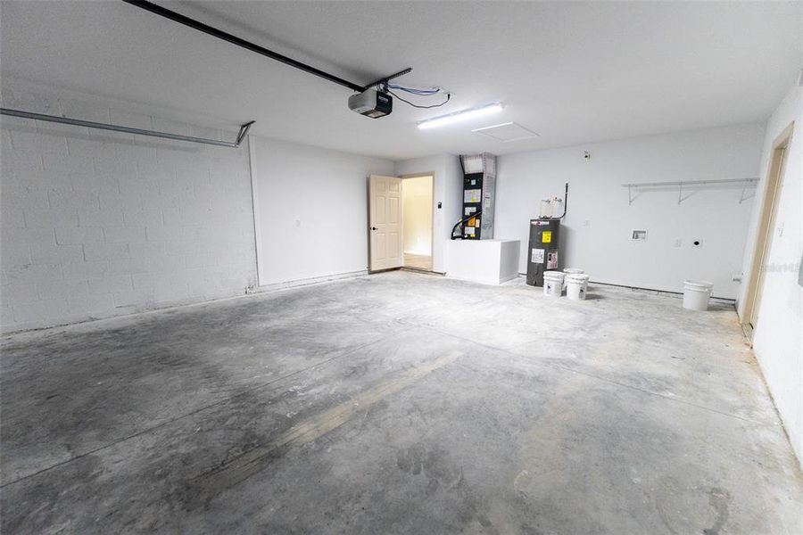 Spacious, unfurnished interior of a new home in , Citrus Springs (Image 23).