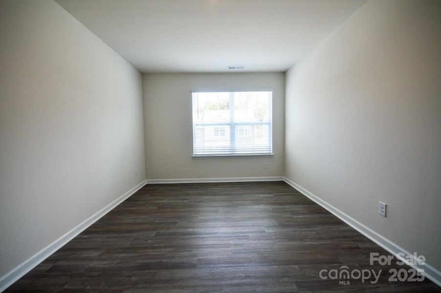 Spacious, unfurnished interior of a new home in Aberdeen Place, Asheville (Image 7).