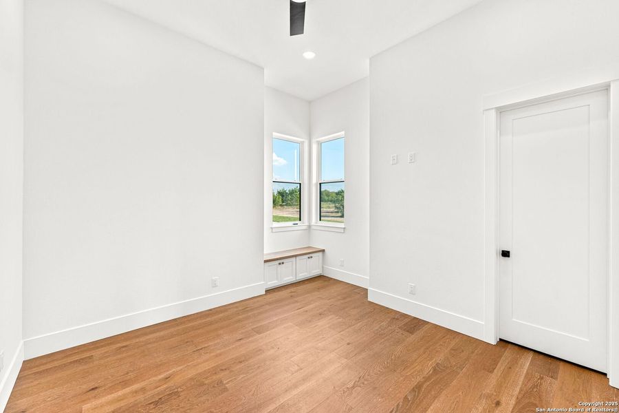 Spacious, unfurnished interior of a new home in , Bandera (Image 47).