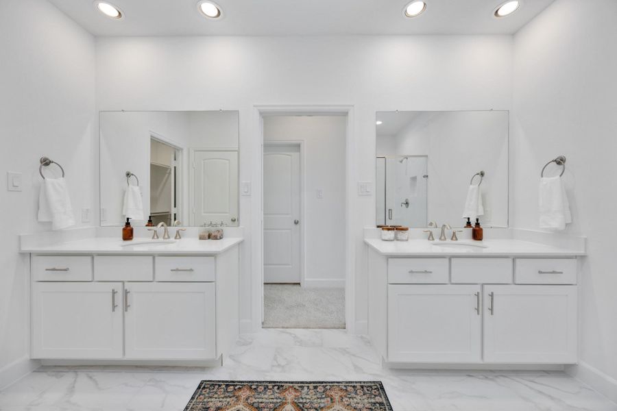 Double vanities = double the ease. Whether it’s a busy weekday morning or a relaxing Sunday night, this setup makes sharing effortless and stylish.